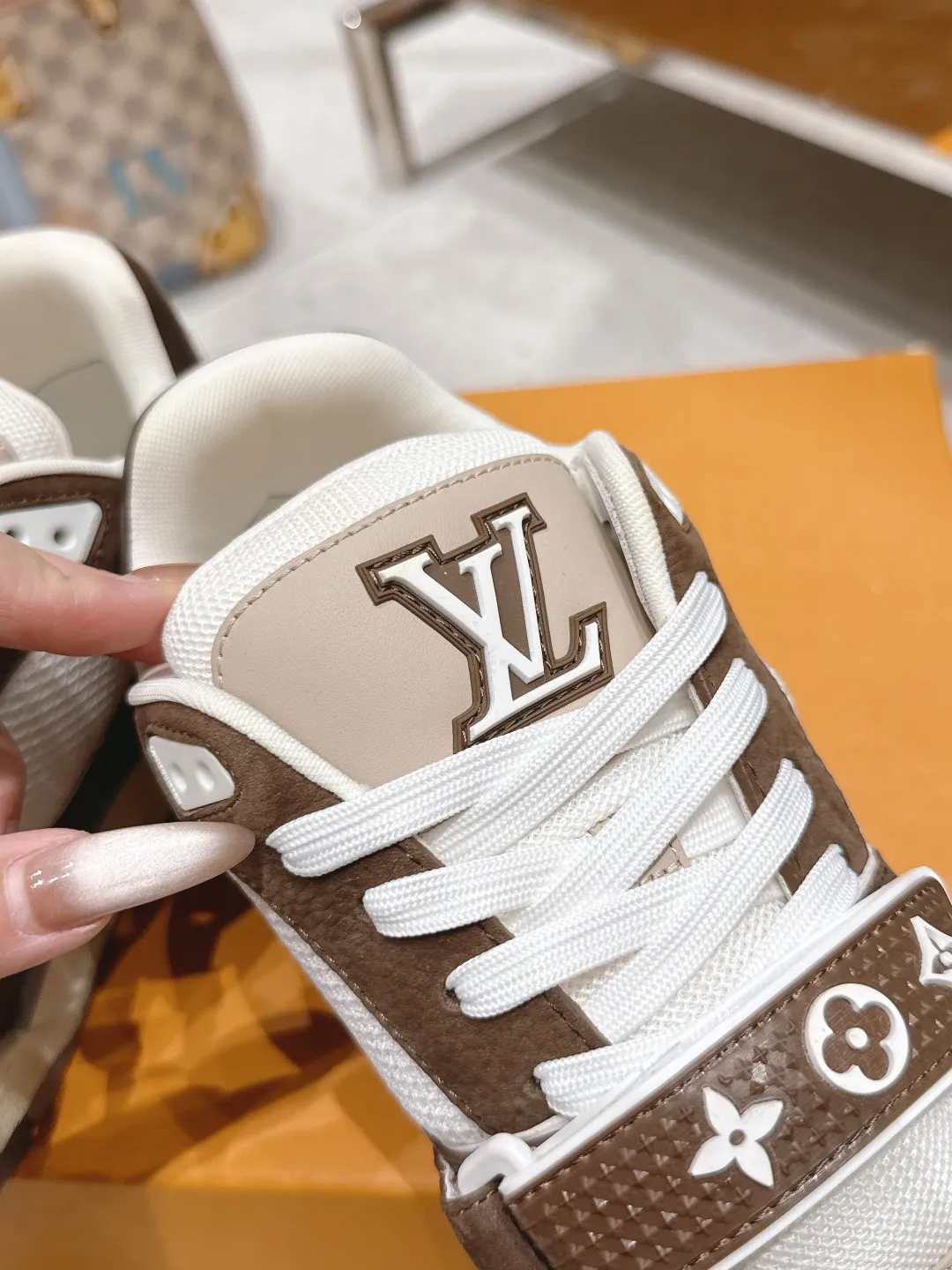 👟👟Ex-factory price 740👟👟 Top version: LV Louis Vuitton L House Donkey Brand Trainer Series Velcro Four-leaf Clover Casual Sports Shoes Skateboard Shoes Original purchase and development Production Original purchase and development Production This LV Trainer sneaker is made of smooth cow leather with meticulous perforations, cleverly interpreting the inspiration exploration of retro basketball shoes. The complex upper continues the classic structure, with Monogram flowers and asymmetrical Louis and Vuitton logos decorating the sides and rear. Exquisite packaging at the delivery counter🛍📦 ▪️Fabrics: Original customized imported first-layer cowhide ▪️Inner lining: Original customized breathable mesh lining ▪️Outsole: Original open-molded non-slip TPU combination outsole ▪️Sole thickness: 3CM ▪️Size: Women's 35-40 Men's 39-45